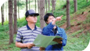 산림경영계획에 맞게 임지를 살펴보고 있는 관리자들